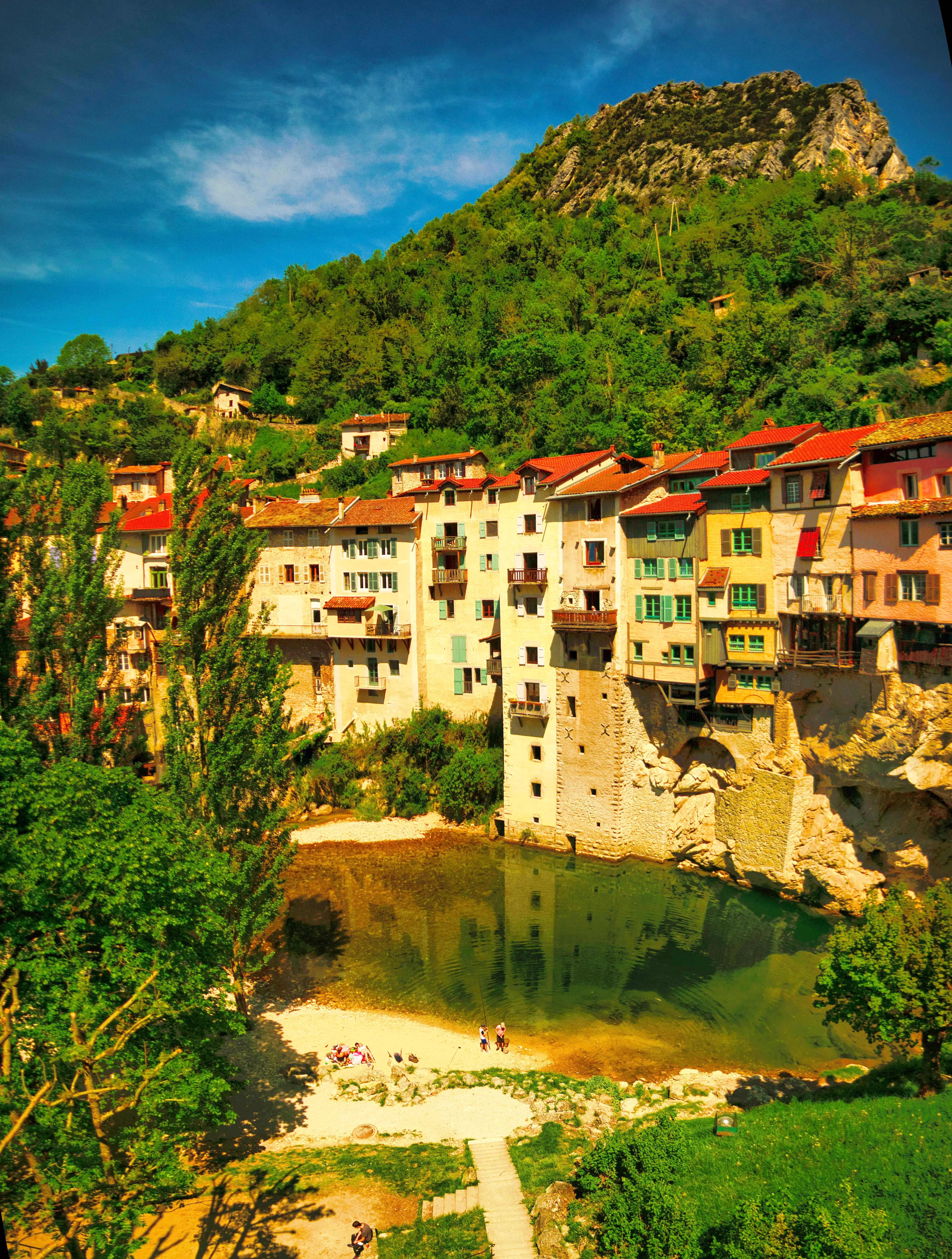 Les maisons suspendues vues depuis la Bourne