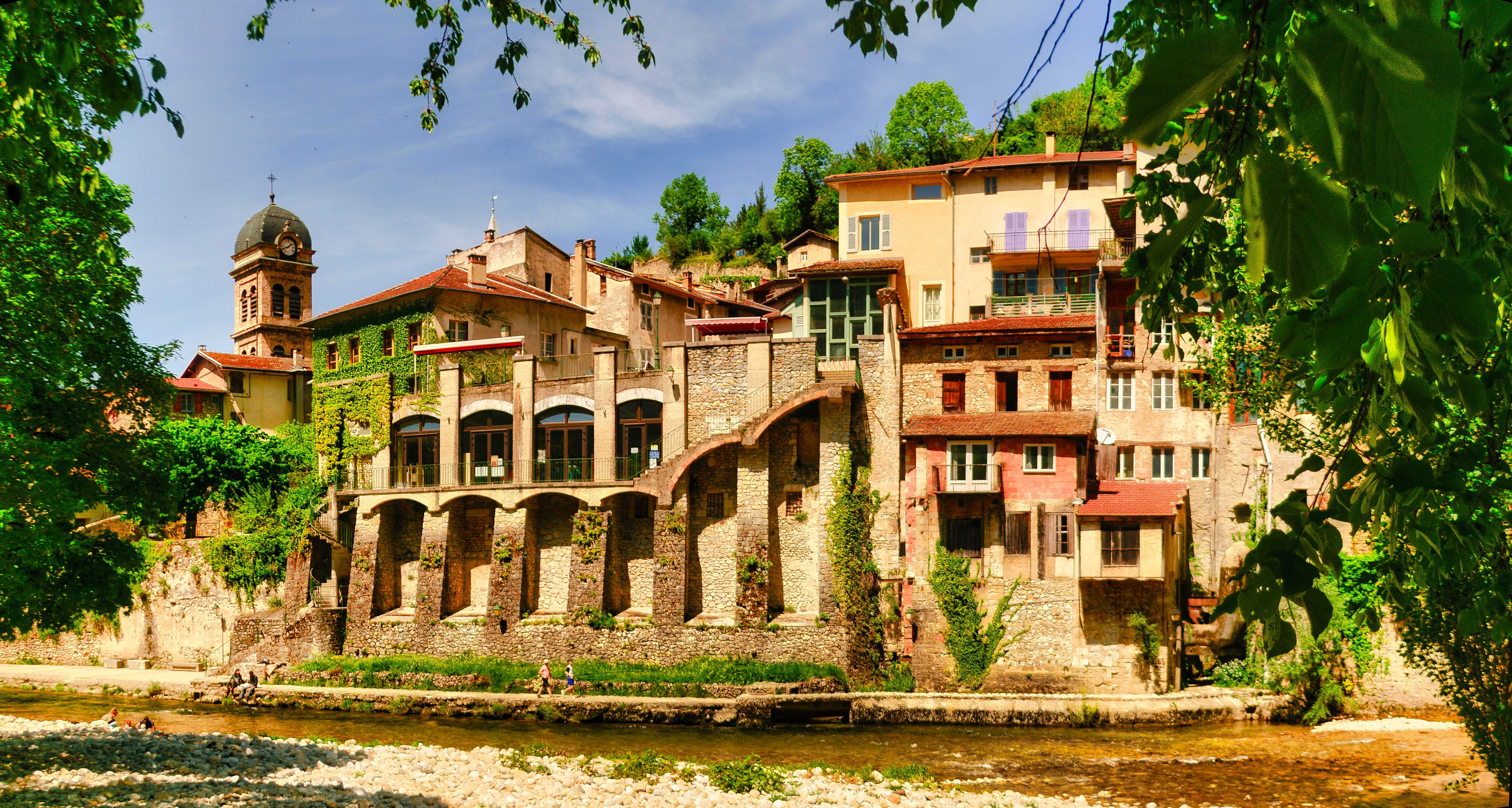 Façades colorées au-dessus de la rivière